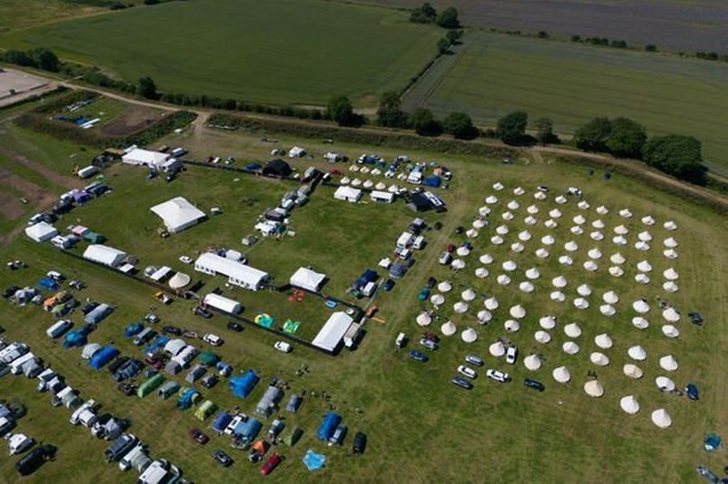 Ce village est envahi par 1000 libertins le temps d'un weekend - Les habitants ne dorment plus !