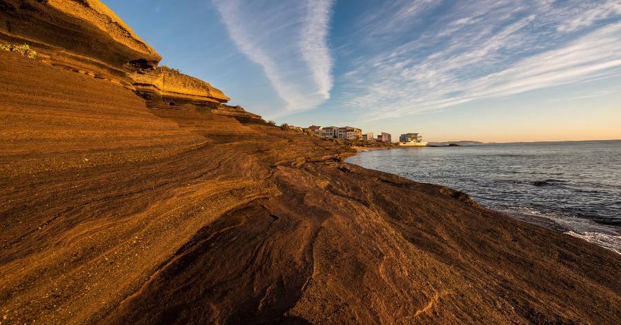 Une plage noire volcanique et 14 km de littoral : le paradis méconnu du Cap d'Agde