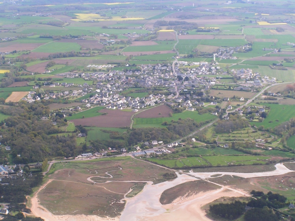 À 29 km de Saint-Brieuc, ce village breton offre 2000 km de sentiers côtiers