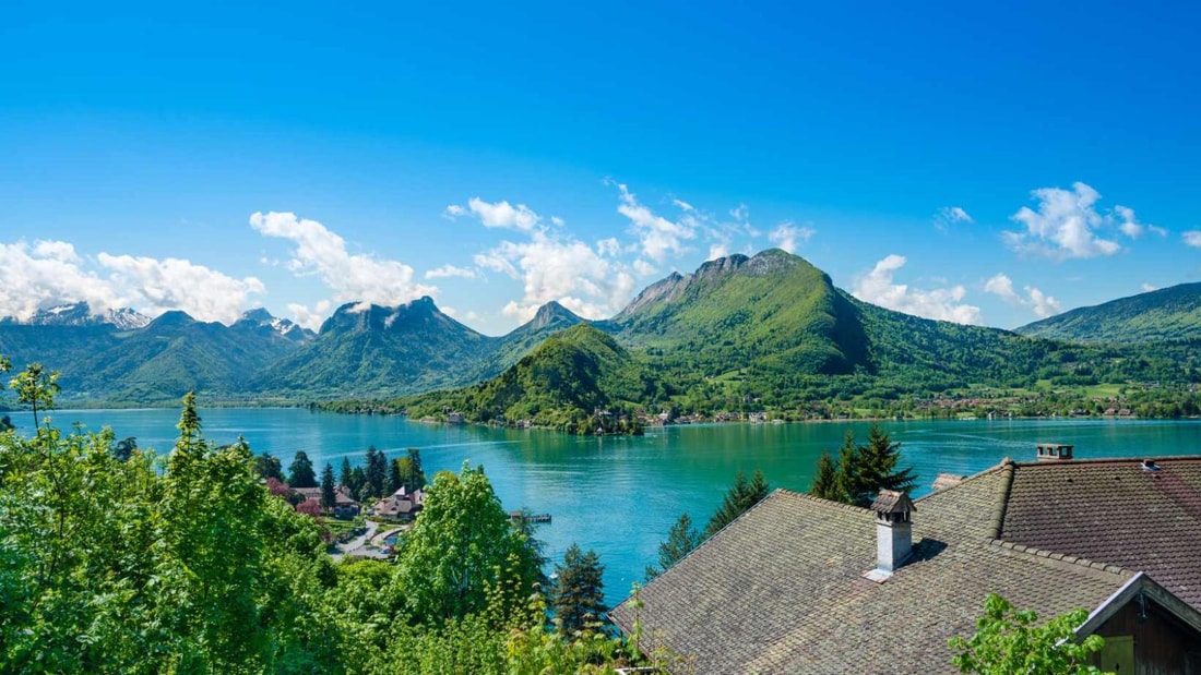 Ce lac alpin de 27 km² attire plus de 2,5 millions de visiteurs chaque année grâce à ses eaux turquoise