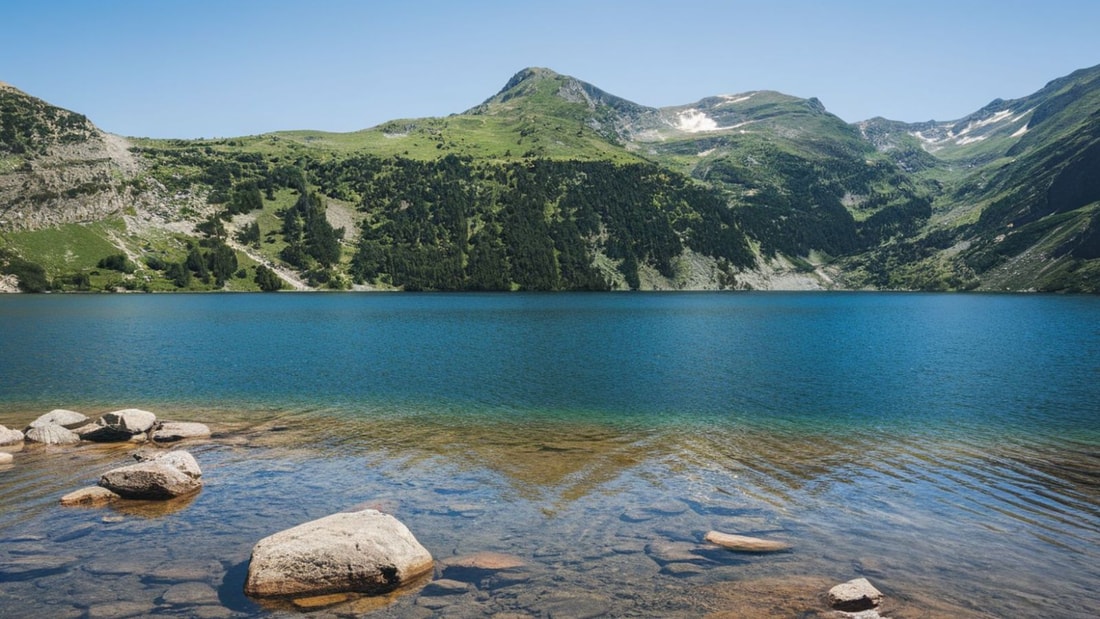 Ce lac alpin de 27 km² est le plus transparent d'Europe avec une visibilité jusqu'à 10 mètres de profondeur