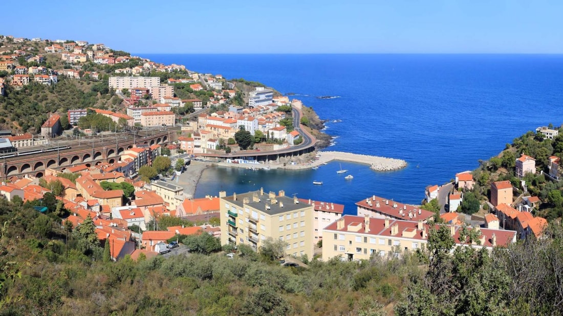 Ce village de 1355 habitants a une gare internationale où les trains changent d'essieux entre 2 pays