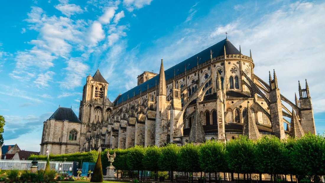 Cette cathédrale de 55m de haut et 41m de large est un trésor du Cher