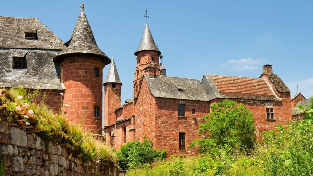 C'est le 1er des Plus Beaux Villages de France, avec 98% de ses maisons en grès rouge