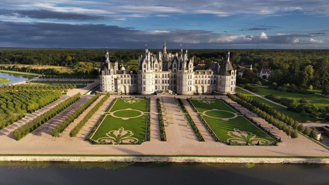 Découvrez les 426 pièces du plus grand château de la Loire, un labyrinthe royal à seulement 2h de Paris