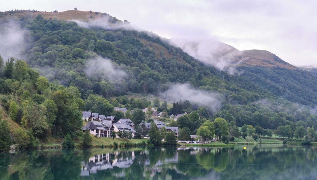 Ce village pyrénéen de 132 habitants cache une grotte aux 1000 couleurs !