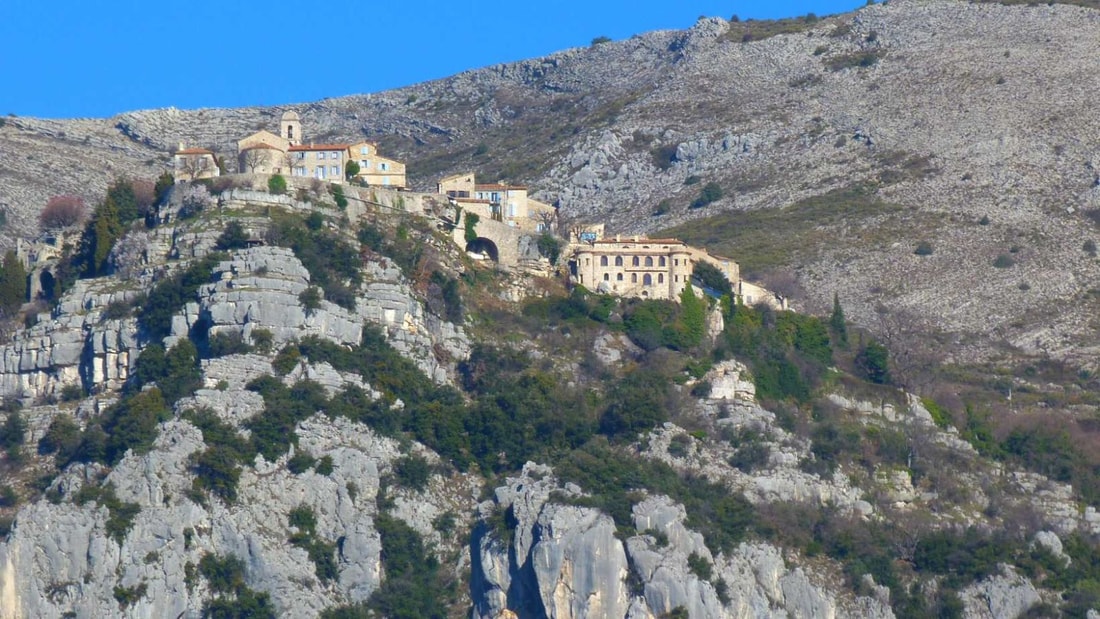 À 760 mètres d'altitude, ce village de 400 habitants domine la côte méditerranéenne