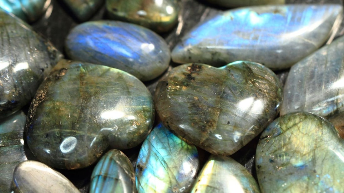 Labradorite : Un Trésor de Bien-Être - Le Guide Ultime de la Pierre de Protection