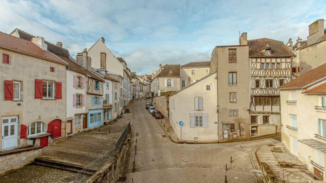 3,5 km de remparts et 7 tours : la cité médiévale de Langres, forteresse imprenable du Grand Est