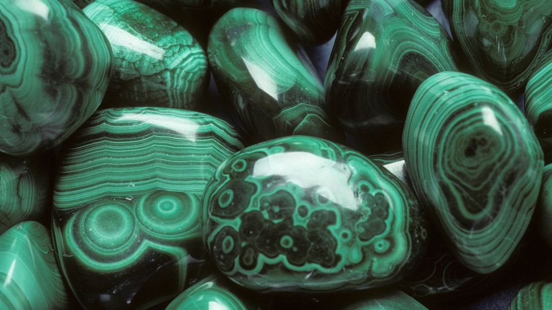 Vertus de la Pierre Malachite : Comment Elle Peut Métamorphoser Votre Énergie!