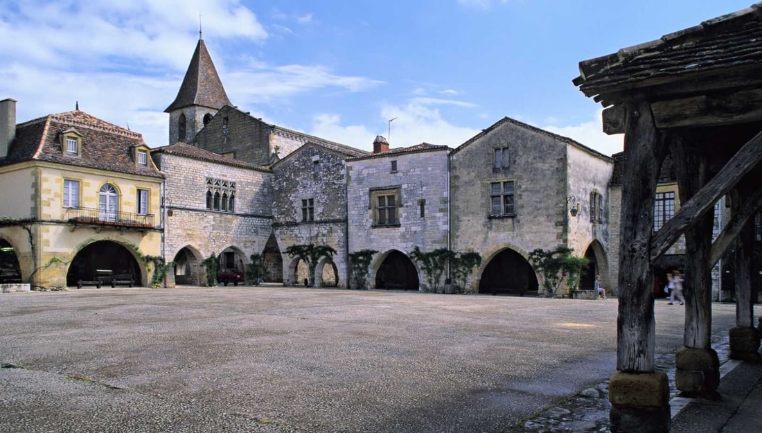 À 180 km de Bordeaux, ce village dévoile 4 siècles d'architecture sur une seule place