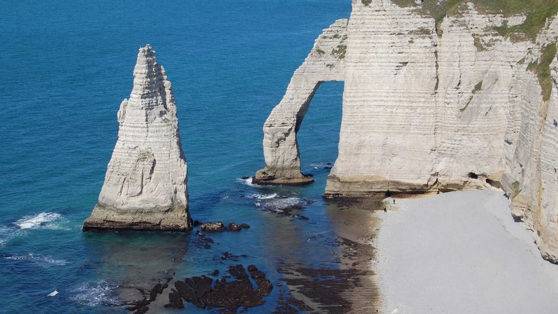 Ce village de 1300 habitants attire plus de 1 million de visiteurs par an grâce à ses falaises de 90 mètres