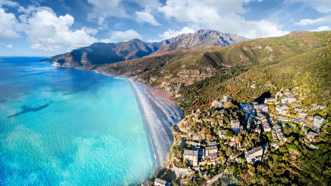 Ce coin de Corse offre des paysages dignes de la côte amalfitaine