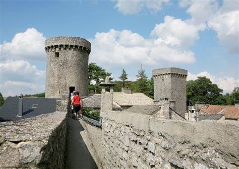 Ce village médiéval flotte 100 jours par an au-dessus des nuages