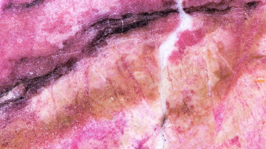 Rhodonite : Découvrez les Puissantes Propriétés de la Pierre d'Équilibre Émotionnel