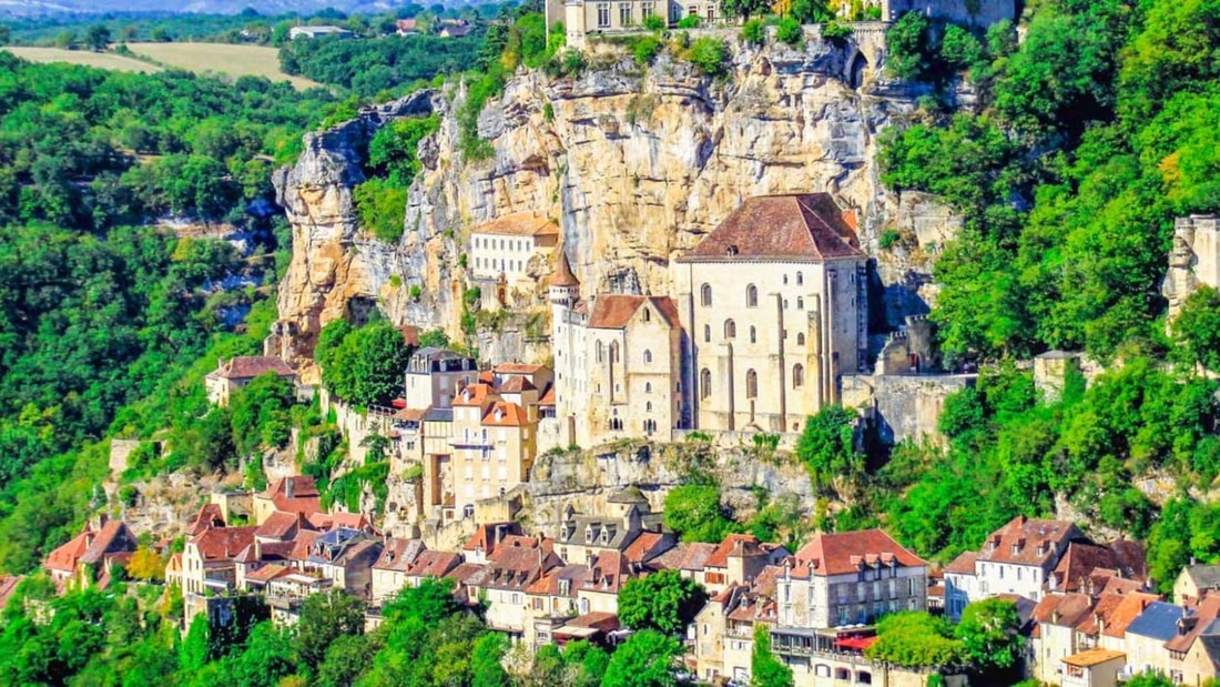 Découvrez les 216 marches du Grand Escalier de Rocamadour : une ascension vers le ciel