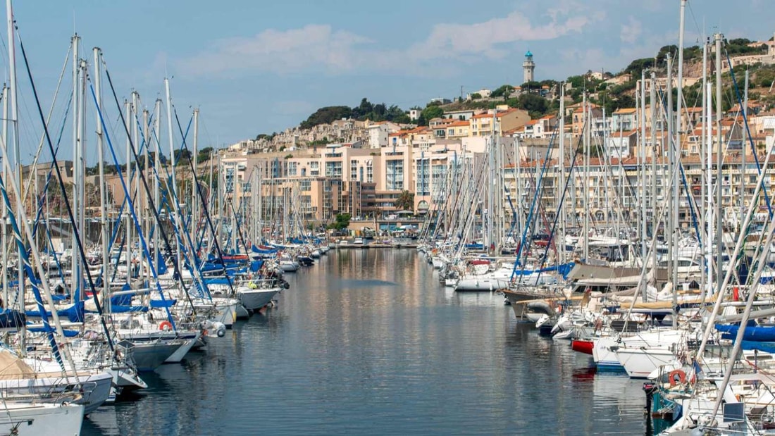 La ville natale de Brassens : 300 jours de soleil par an et 100 000 spectateurs aux joutes nautiques