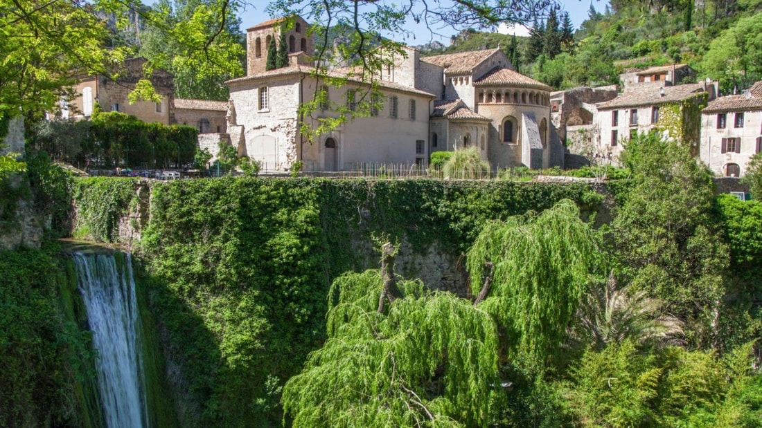 Une cascade de 32 mètres, un village classé, des gorges spectaculaires : un joyau méconnu du sud de la France