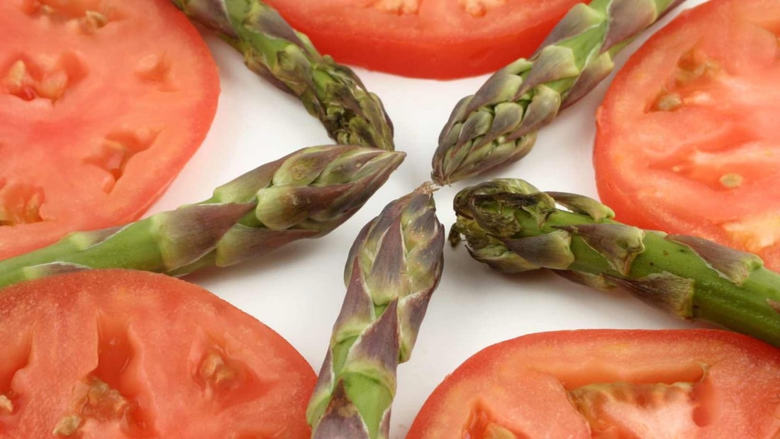 Asperges grillées et carpaccio de tomates : le duo minceur parfait pour célébrer le printemps !