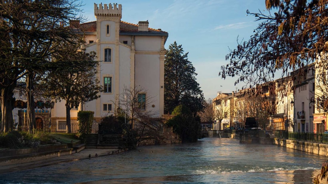 À 25 km d'Avignon, cette cité aux 350 antiquaires attire des chineurs du monde entier