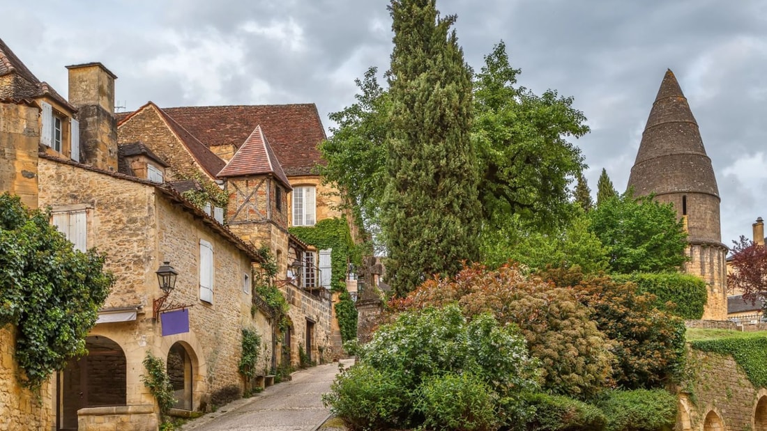 Un labyrinthe de ruelles pavées vous transporte dans la France d'antan