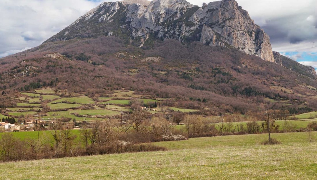 À 1230 mètres, ce pic audois défie les lois de la géologie depuis 889