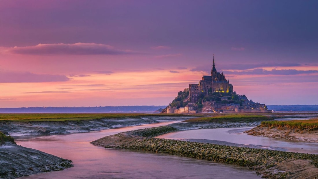 Ce village normand, accessible 6 heures par jour, abrite une abbaye vieille de 1300 ans perchée à 78 mètres de haut.