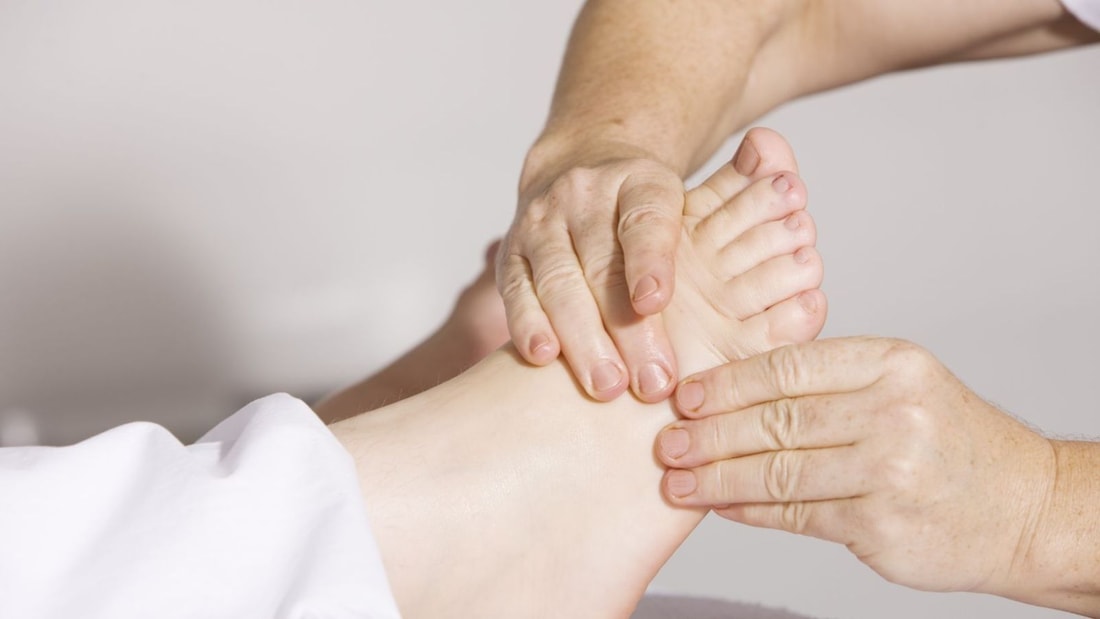 Gonflement des pieds : les techniques rapides et efficaces pour s'en débarrasser