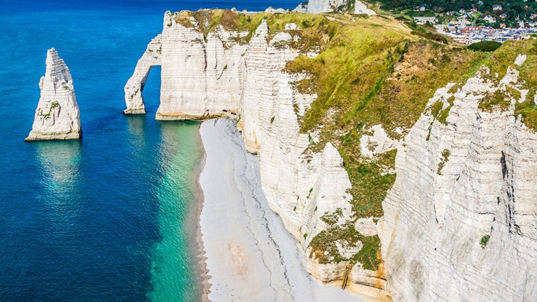 Des falaises spectaculaires aux ruelles pittoresques : ce village est un concentré de Normandie