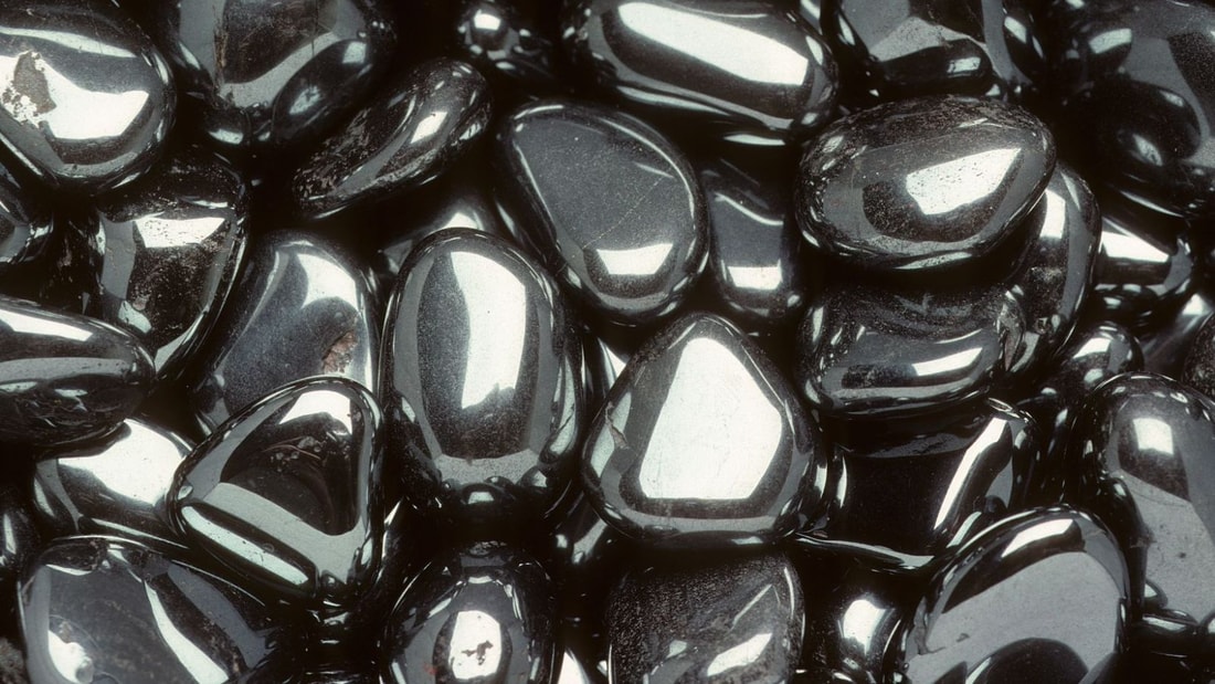 Hématite : Tout savoir sur cette pierre ancienne qui apporte Force et Équilibre