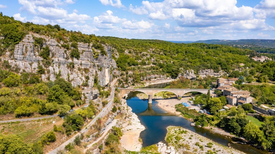 Les Gorges de l'Ardèche : 30 km de falaises abritant 5 villages médiévaux perchés