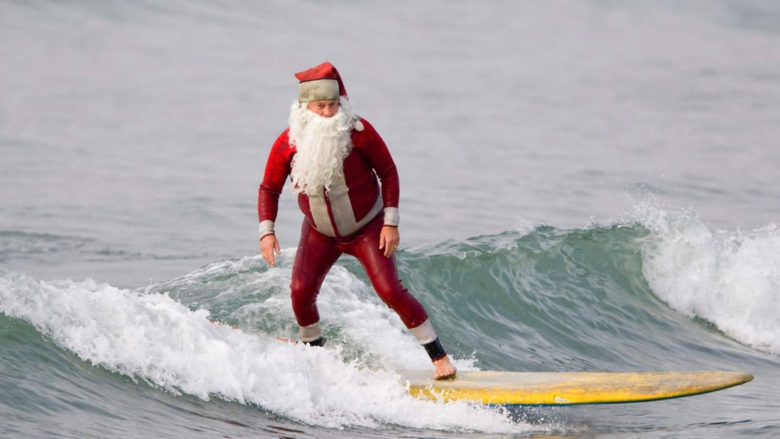 Dans ce village le Père Noël arrive sur une planche de surf le 15 décembre