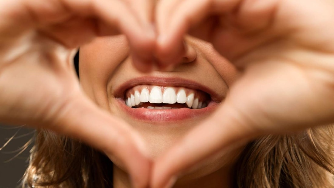 Sourire éclatant en 3 minutes : la méthode grand-mère qui divise les dentistes