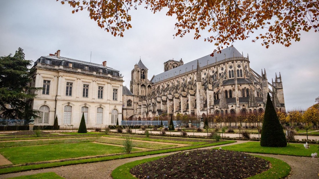 Le Berry médiéval en chiffres : 1 cathédrale gothique, 4 villages fortifiés et 129 sculptures