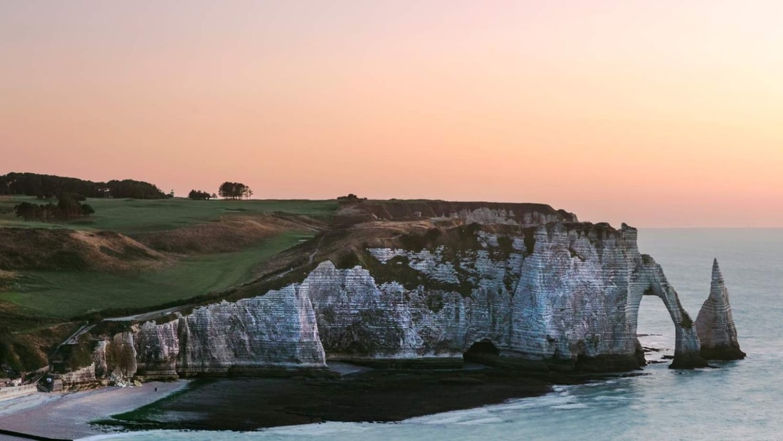 Étretat : 1375 mètres de falaises sculptées depuis 65 millions d'années