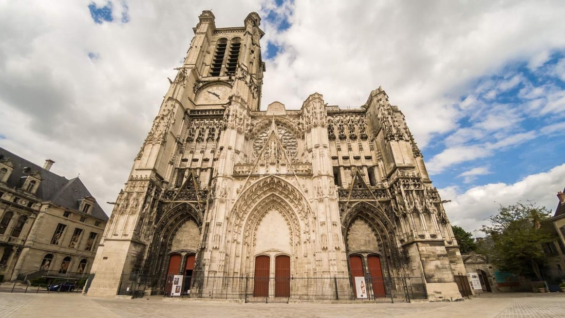 À 1h30 de Paris, cette ville de l'Aube cache 1500 m² de vitraux dans sa cathédrale