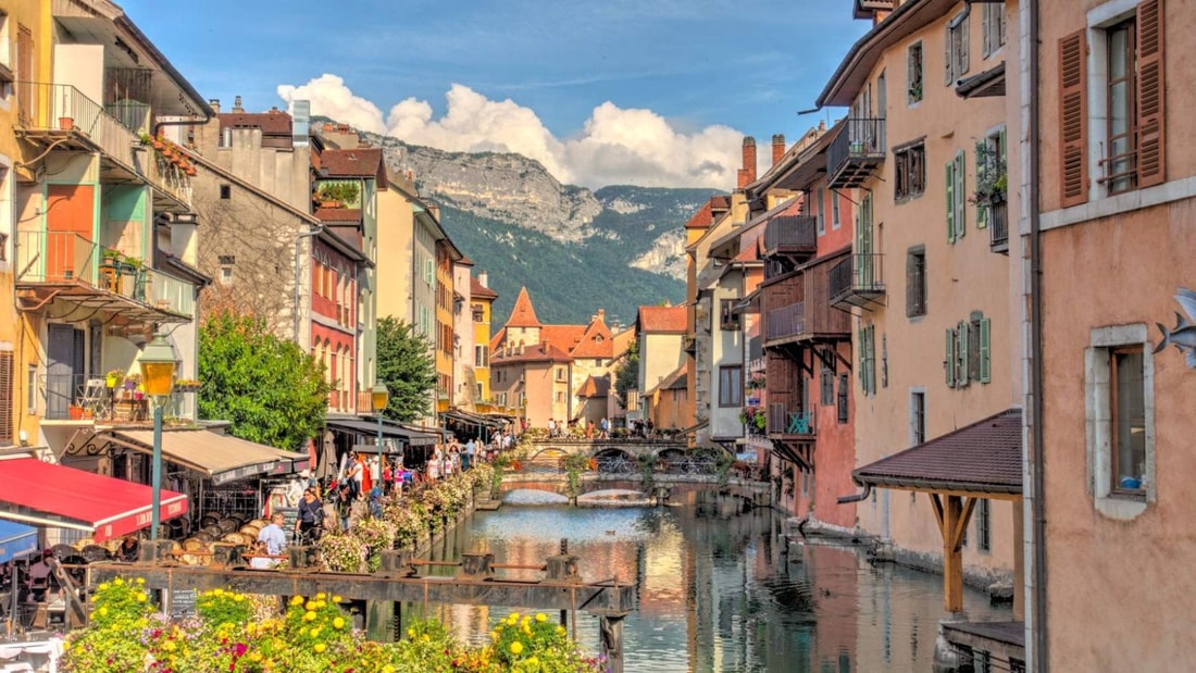 La Venise des Alpes : 50 000 habitants et 1000 ans d'histoire à découvrir entre lac et montagnes