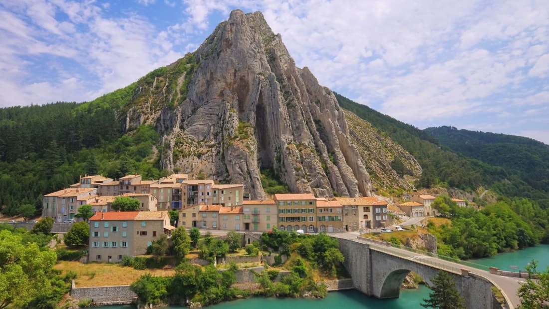 50 artisans dévoilent leurs trésors à Sisteron : 4 jours de magie de Noël au pied d'une citadelle de 800 ans