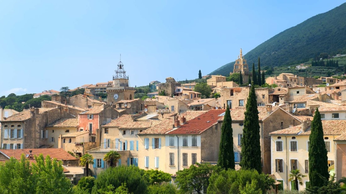 À 2h de Marseille, un microclimat unique avec 325 jours de soleil annuels