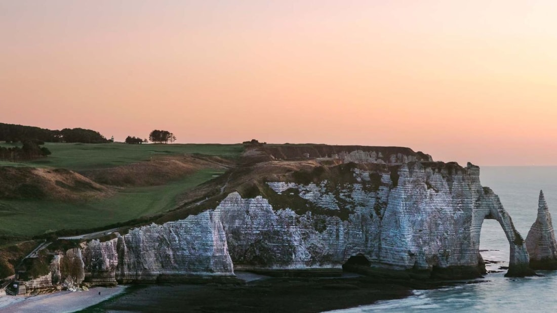 Étretat en hiver : 12°C en moyenne et 0 touriste sur la plage