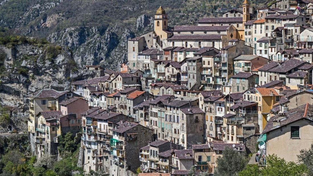 Ce village médiéval flotte au-dessus des nuages 100 jours par an