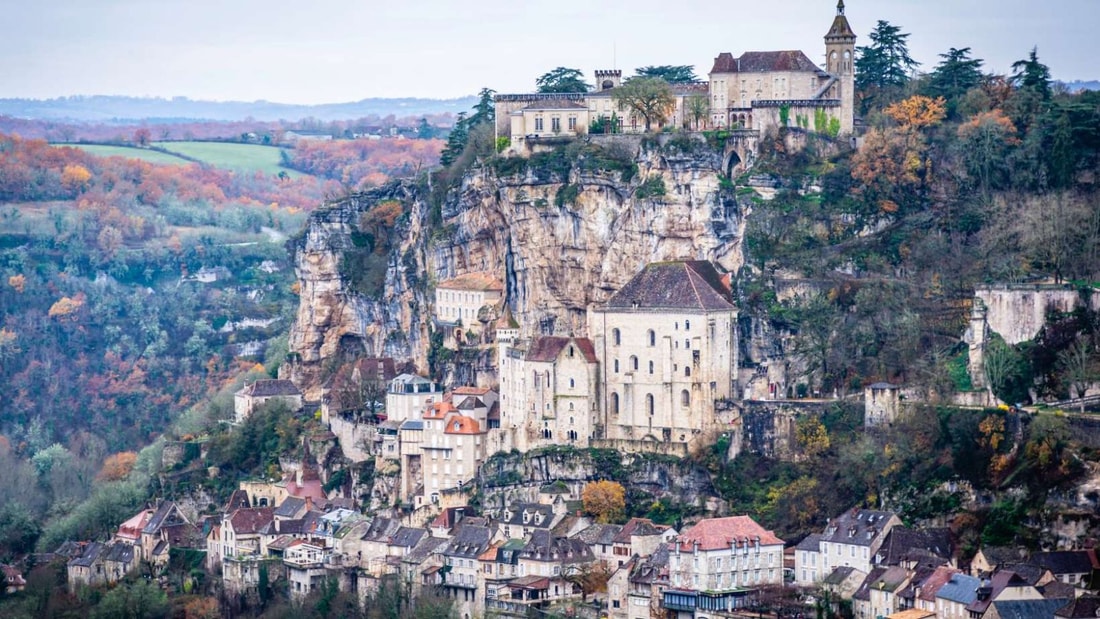 216 marches et 1000 ans d'histoire : ce village du Lot cache des trésors millénaires à flanc de falaise