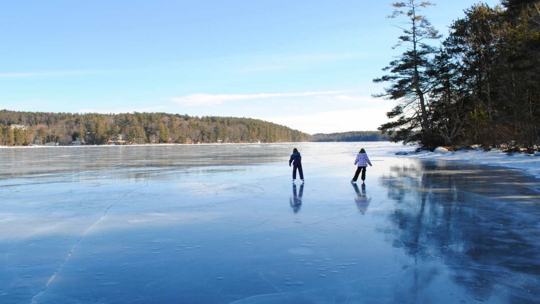 À 930m d'altitude, ce lac gelé de 6,5 km² devient la plus grande patinoire d'Europe