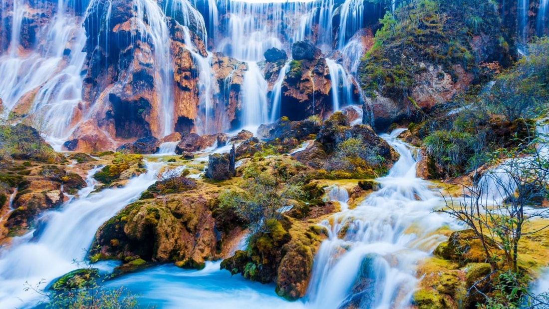 Les 320 mètres de large de la cascade Nuorilang gelée en hiver