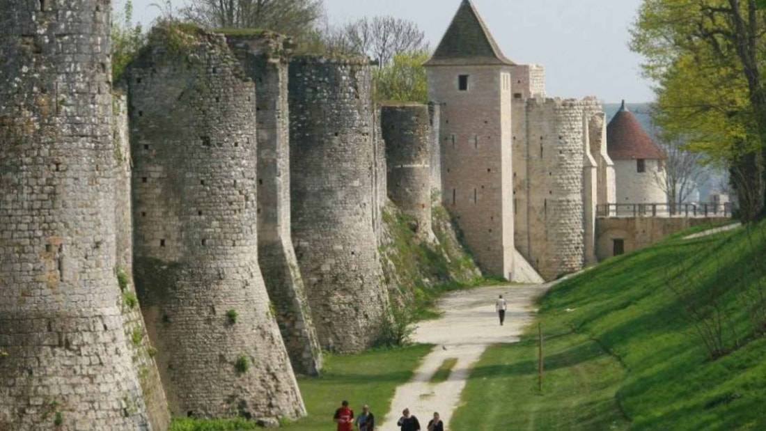 À 1h de Paris, cette cité médiévale de 5 km de remparts vous transporte 800 ans en arrière