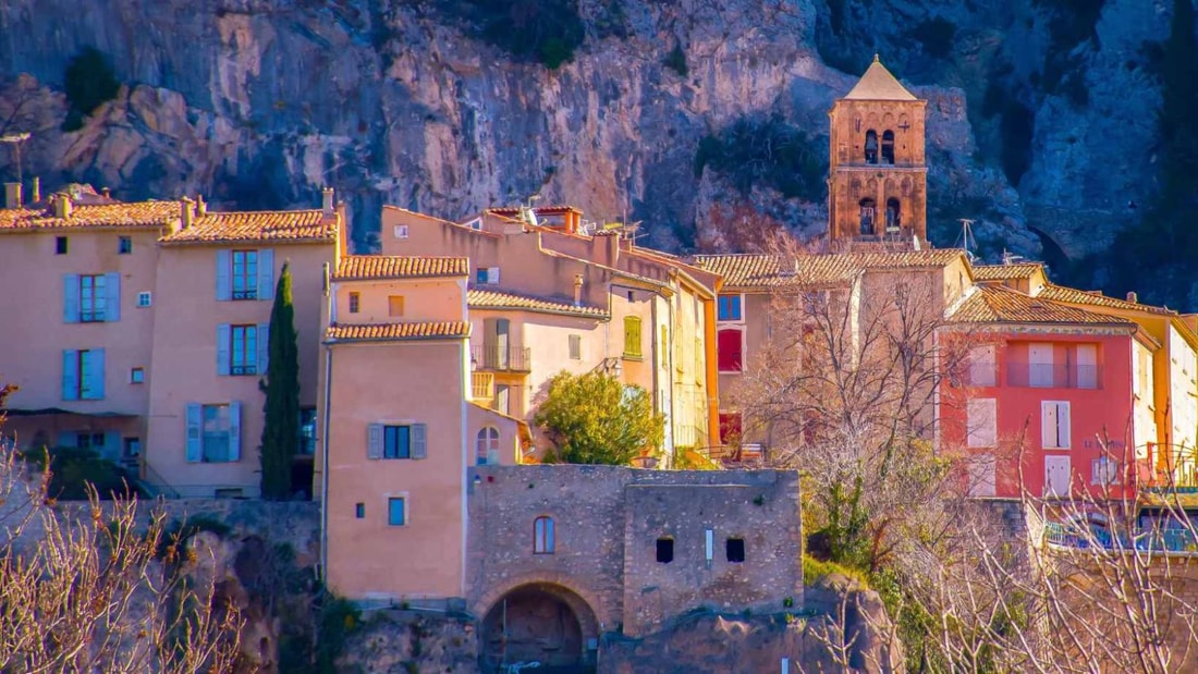 5 villages provençaux où le nombre de monuments historiques dépasse celui des habitants