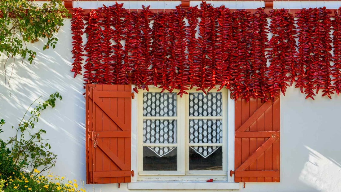 Ce village basque de 312 habitants cache 200 nuances de piment rouge