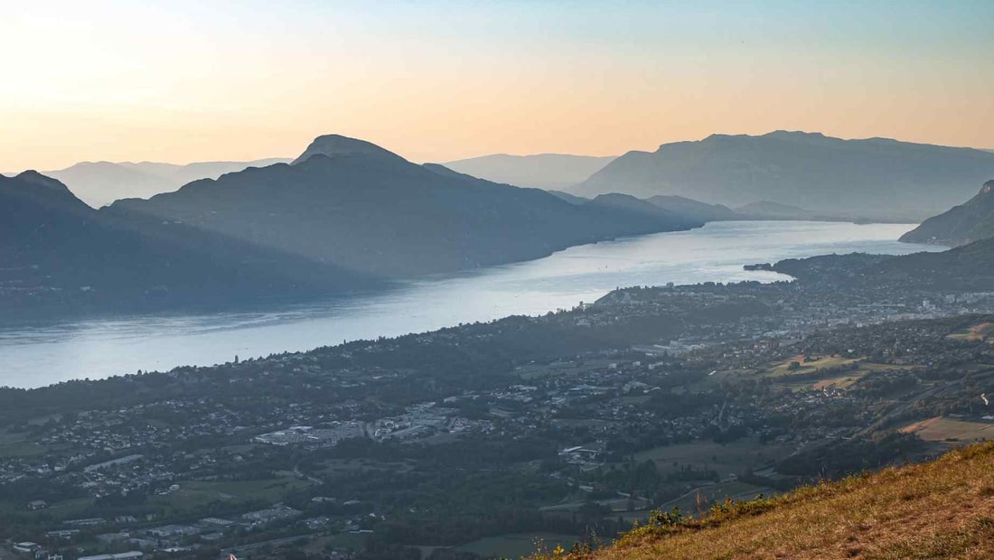 Le plus grand lac naturel de France dévoile ses 18 km de rives féeriques en hiver