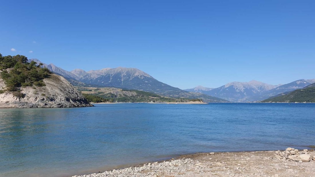 Avec 1,3 milliard de m³ d'eau, ce lac artificiel des Alpes du Sud brille encore en janvier