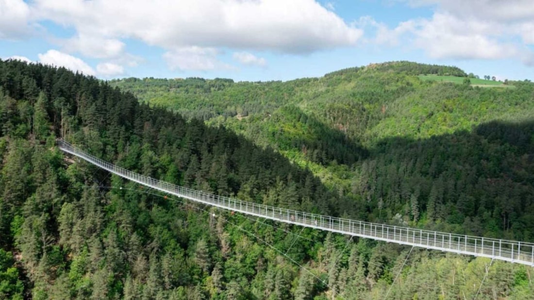 La passerelle de 268 mètres qui défie le vide sur les gorges sauvages du Lignon